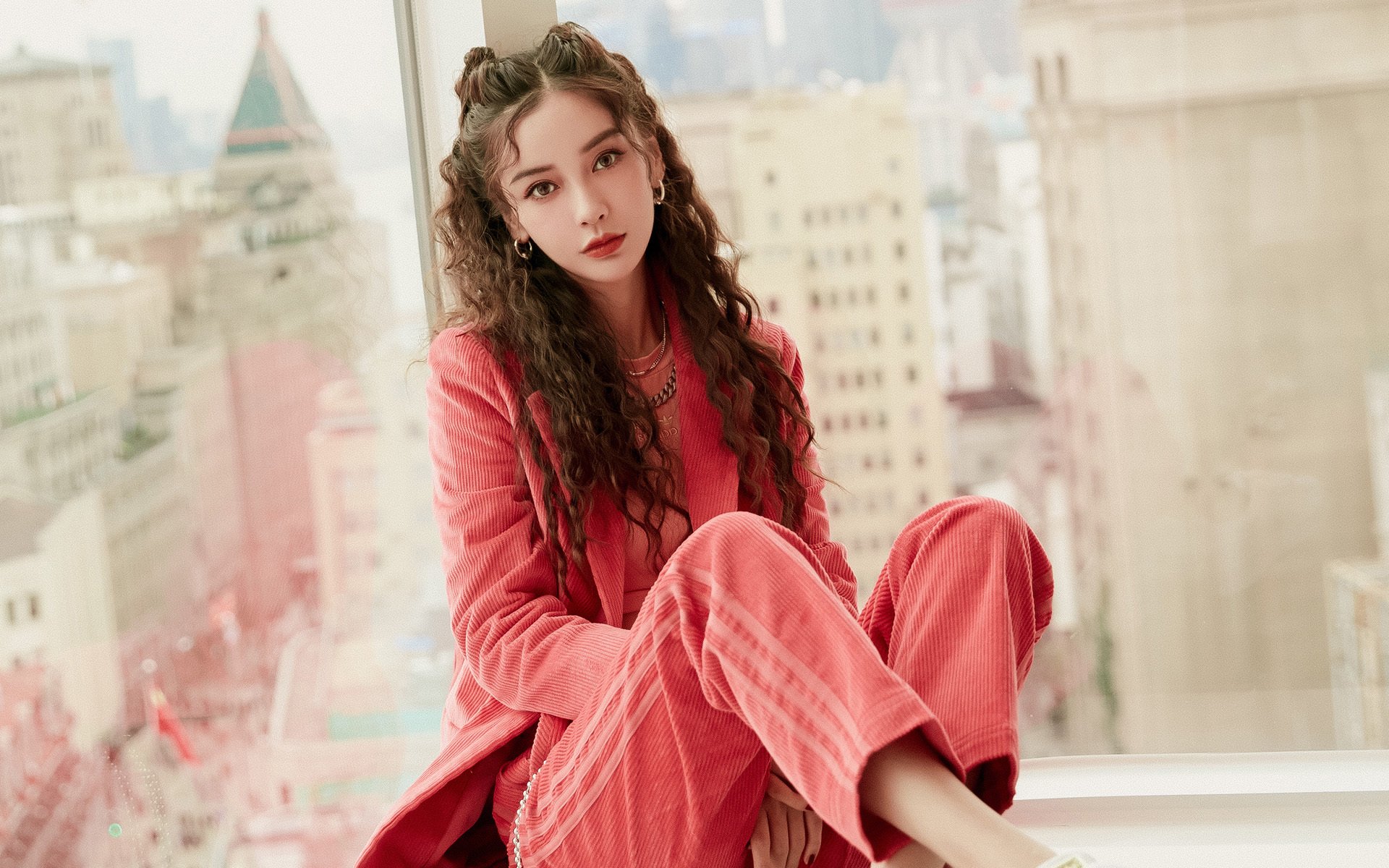 乐鱼体育在线官网-湖人前锋参与综艺节目展现幽默一面，湖人现役大前锋